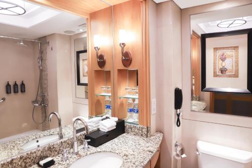 Deluxe King Room with City View image 2