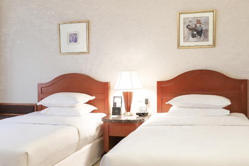 Premium Twin Room with City View image 3