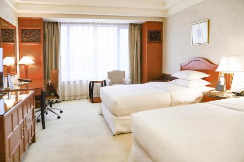Premium Twin Room with City View image 2