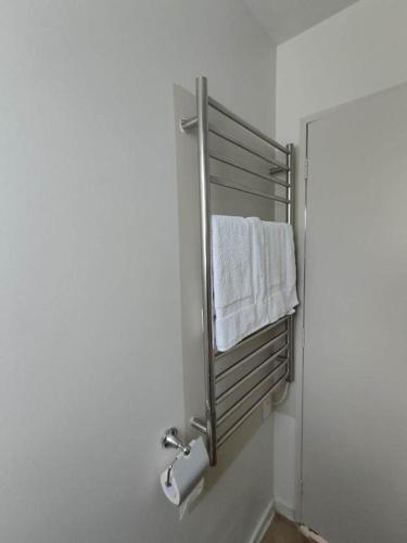 6 Beds including 4 Double Beds and 2 Single Sofa Beds Serviced Chalet B, Auckland (foto 7)