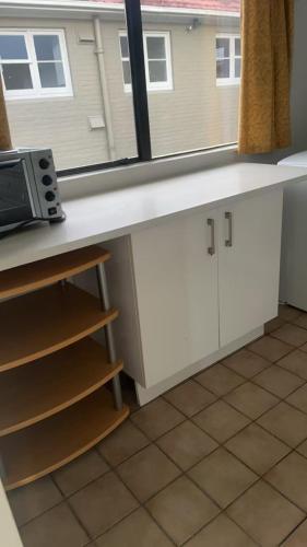 مطبخ, منزل  متر مربع من 2 غرفة و1 حمام خاص في جبل ألبرت (Four double and 2 Sofa Beds in 2 bedrooms Chalet B) in جبل ألبرت