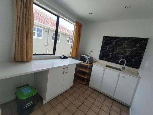 6 Beds including 4 Double Beds and 2 Single Sofa Beds Serviced Chalet B, Auckland (foto 10)