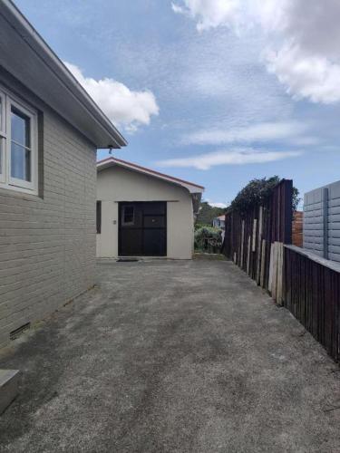 6 Beds including 4 Double Beds and 2 Single Sofa Beds Serviced Chalet B, Auckland (foto 8)
