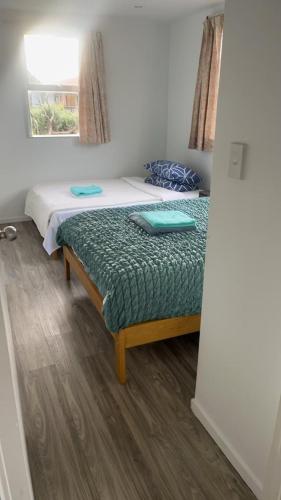 6 Beds including 4 Double Beds and 2 Single Sofa Beds Serviced Chalet B, Auckland (foto 6)