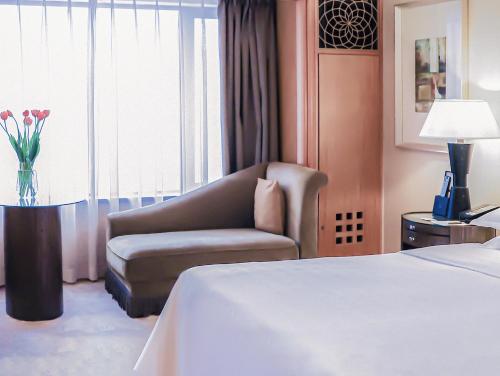 Deluxe King Room with City View image 3