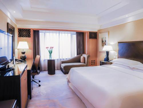 Deluxe King Room with City View image 4