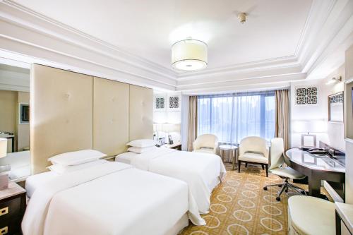 Club Twin Room with City View image 2