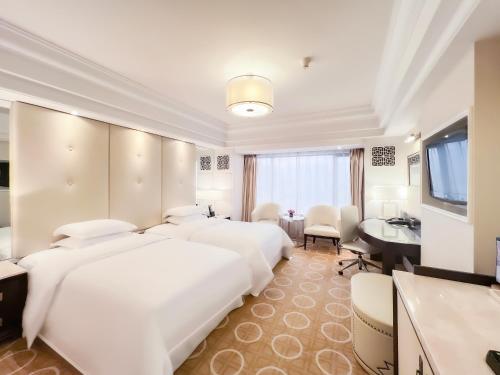 Club Twin Room with City View image 3