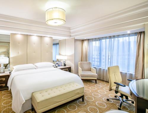 Club King Room with City View image 3