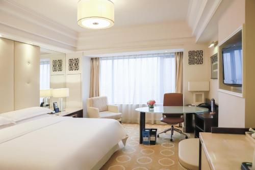 Club King Room with City View image 4