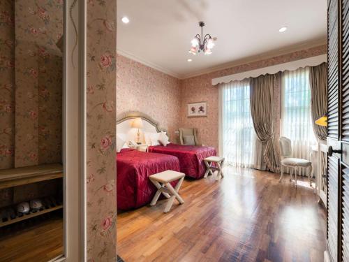 room detail thumbnail 1