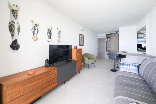 Shared lounge/TV area, La Cherry 821 - Climatisation vue mer piscine in Le Diamant