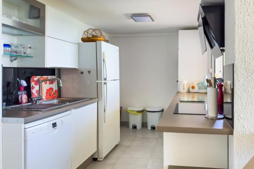 Kitchen, La Cherry 821 - Climatisation vue mer piscine in Le Diamant