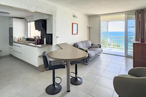 Kitchen, La Cherry 821 - Climatisation vue mer piscine in Le Diamant