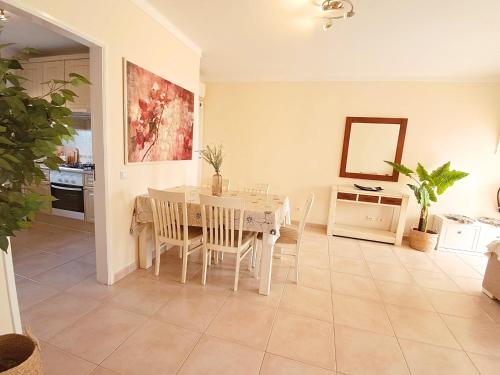 Shared lounge/TV area, Apartamento Oasis Parque 1 in Vale da Arrancada