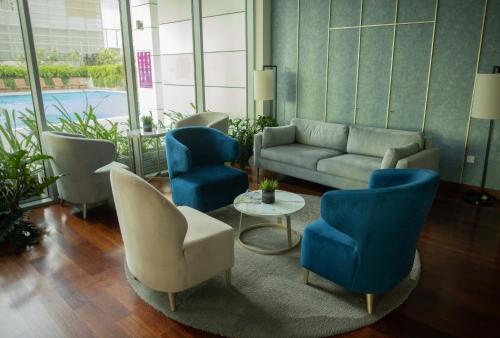 Shared lounge/TV area, Sofias Sea View at Cinnamon Life, City of Dreams in Slave Island
