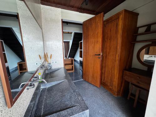 Room in modern villa Canggu, Canggu (foto 10)