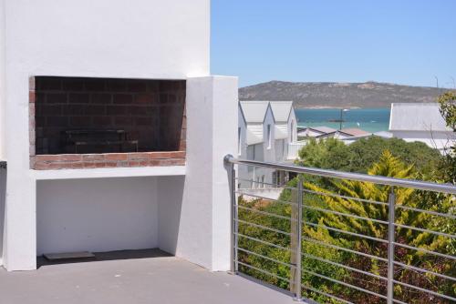 Balcó/terrassa, Pelican Cove is a Modern 4-Bedroom Holiday Home in Langebaan with some Sea Views in The Cove