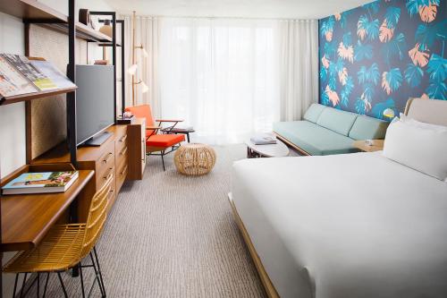 Deluxe Room, 1 King Bed, Twin Day Bed, Balcony
