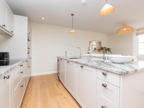 Pass the Keys Apartment with Stunning Views and Free Parking, Bath (photo 10)