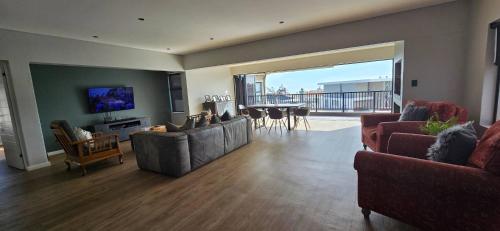 Seaside Retreat in Langebaan with Hot Tub and BBQ - image 2