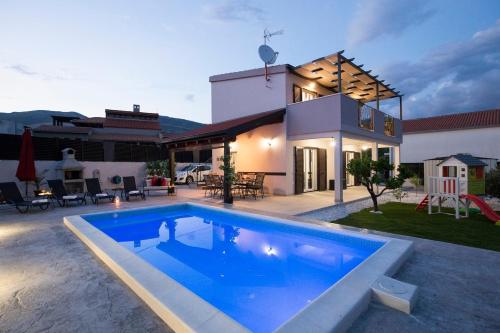 Villa Fides with private pool, garden and sea view