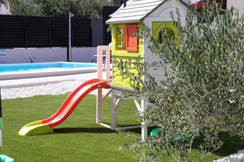 Villa Fides with private pool, garden and sea view
