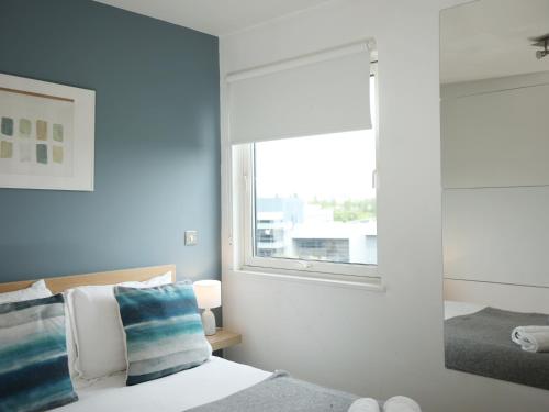 Catrine - Modern Cardiff Bay Apartment by N And N Stays, Private balcony, perfect location for workers or a short break, great disc available for long stays