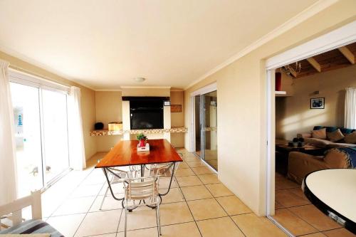 The Pelican - Stunning 3-Bedroom Holiday Home in Langebaan - image 2