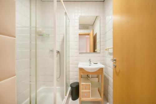 Spacious Apt Near Beach & Train, By TimeCooler