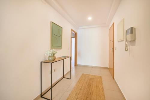 Spacious Apt Near Beach & Train, By TimeCooler