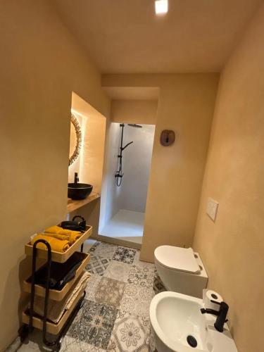 浴室, Apartment in Tapigliano with Garden and Parking in 內比烏諾