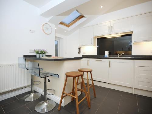 Coronation View by N And N Stays, Great location & Perfect for Contractors and Workers Visiting the area, Long stay disc available, Parking and fast Wifi, Bath (photo 9)