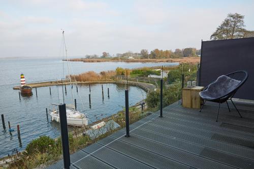 Balkon/teras, Entspannt Urlauben am Wasser Ferienhaus "Schuppen 23" für bis zu vier Personen! (Entspannt Urlauben am Wasser Ferienhaus "Schuppen 23" fur bis zu vier Personen!) in Fahrdorf