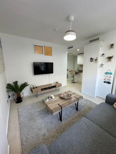 delat sällskapsrum/tv-rum, Modern 1BR Walk to Beach, Casino & Puerto Banús (Modern 1BR Walk to Beach, Casino & Puerto Banus) in Marbella
