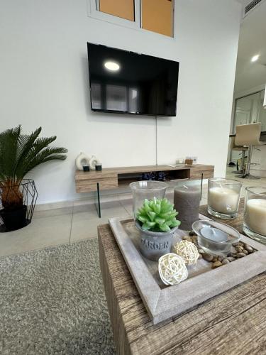 delat sällskapsrum/tv-rum, Modern 1BR Walk to Beach, Casino & Puerto Banús (Modern 1BR Walk to Beach, Casino & Puerto Banus) in Marbella