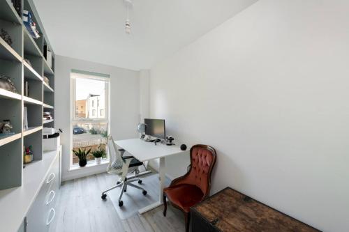 Stylish 3-Bed Townhouse with 3 Baths in Southgate - image 13
