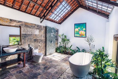 Deluxe Bungalow with Garden View image 3