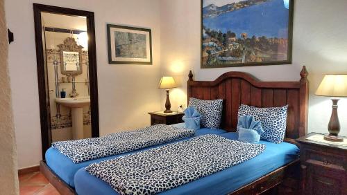 Apartment mit kleiner Innenhof-Terrasse im mediterranen Stil in อีกอด เด โลส บิโนส