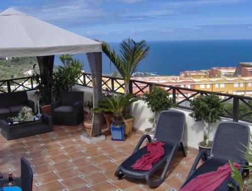 Apartment mit kleiner Innenhof-Terrasse im mediterranen Stil in อีกอด เด โลส บิโนส