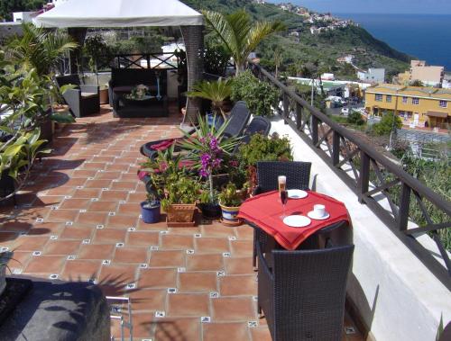 Apartment mit kleiner Innenhof-Terrasse im mediterranen Stil in อีกอด เด โลส บิโนส