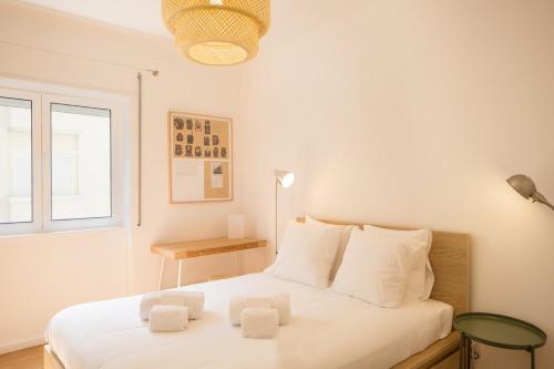 Stylish Home With Private Patio by LovelyStay, Lisboa