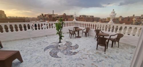 Comfortable 4-Bedroom Apartment with Spacious Terrace, Káhira