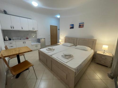 Tasos Rooms – Himarë, CA
