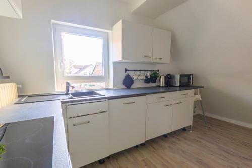 Seadmed, SHINYHOMEZ - Apartment für 10 - Küche - Dachterasse (SHINYHOMEZ - Familienfreundliche Ferienwohnung in Geestland am Wattenmeer mit Terrasse, Kuche und WL) in Wurster Nordseeküste (Lower Saxony)