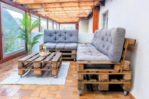 Rõdu/terrass, SHINYHOMEZ - Apartment für 10 - Küche - Dachterasse (SHINYHOMEZ - Familienfreundliche Ferienwohnung in Geestland am Wattenmeer mit Terrasse, Kuche und WL) in Wurster Nordseeküste (Lower Saxony)