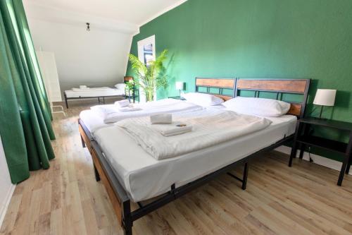 SHINYHOMEZ - Apartment für 10 - Küche - Dachterasse (SHINYHOMEZ - Familienfreundliche Ferienwohnung in Geestland am Wattenmeer mit Terrasse, Kuche und WL) in Wurster Nordseeküste (Lower Saxony)