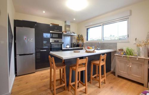 Konyha, 3 Bedroom Nice Home In Amfreville in Breville Les Monts