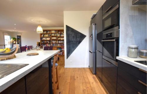 Konyha, 3 Bedroom Nice Home In Amfreville in Breville Les Monts