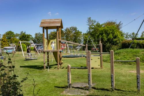 Játszótér, Chalet 503b op Recreatiepark De Wielen in Soestduinen